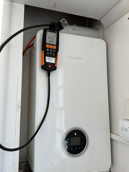 Combustion testing a boiler with a flue gas analyser